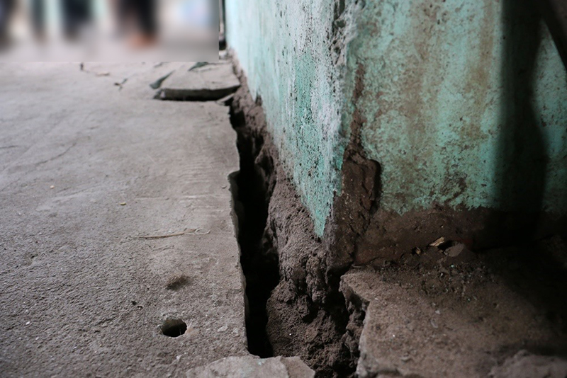 Cận cảnh những vết nứt dài chân cầu Đuống khiến người dân thấp thỏm lo sợ